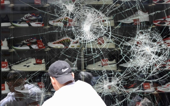 Bạo lực dữ dội ở Stuggart (Đức), xe cảnh sát và cửa hàng bị đập phá